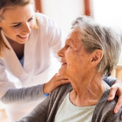 QUIEREN MANDARLA A UN ASILO DE ANCIANOS QUIEREN MANDARLA A UN ASILO DE ANCIANOS