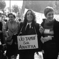 Dime que me quieres, aunque sea mentira.        