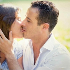 ELLA ME MUERDE MUY DURO