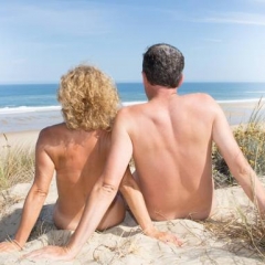 ME INVITÓ A UNA PLAYA NUDISTA