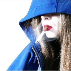 El fumado, la mujer y sus pechos