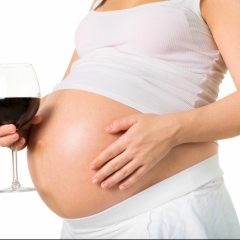 ¿PUEDO TOMAR LICOR DURANTE EL EMBARAZO?