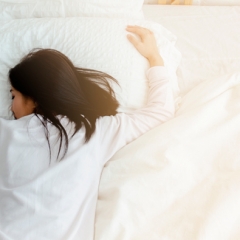 MI NOVIA DUERME CON LA MAMÁ MI NOVIA DUERME CON LA MAMÁ