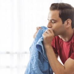 ÉL SOLO EL OLOR LO EXCITA  ÉL SOLO EL OLOR LO EXCITA