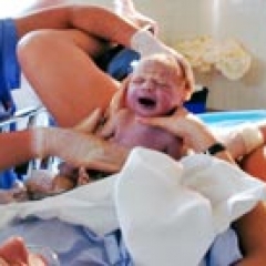 Después del parto, cada vez que estornudo me orino. ¿Por qué?