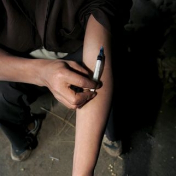 ¿Qué tan frecuente es que el sida se pase por el uso de drogas?