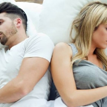 ÉL NO QUIERE POR DETRÁS