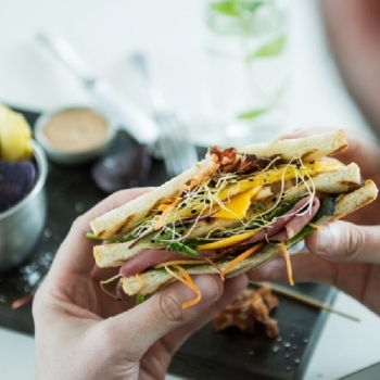 ¿QUÉ ES MEJOR, COMER ANTES O DESPUÉS DEL SEXO?