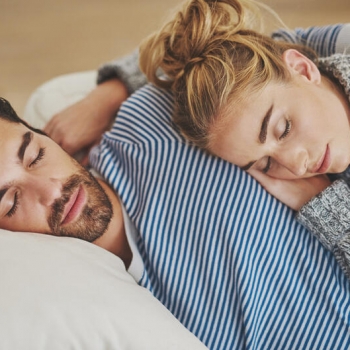 TENGO RELACIONES CON LA LUZ APAGADA POR EL TAMAÑO