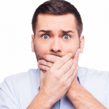 ESTOY SOLO PORQUE TENGO MAL ALIENTO.