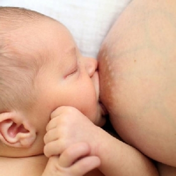 SOLO ME SALE LECHE POR UN PECHO