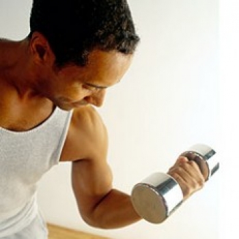 ¿Alzar pesas disminuye el tamaño del pene?