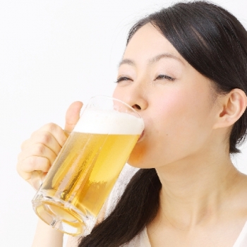 A MI ESPOSA LE GUSTA TOMAR ANTES DE LAS RELACIONES, PERO SE LE VA LA MANO.