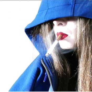 El fumado, la mujer y sus pechos